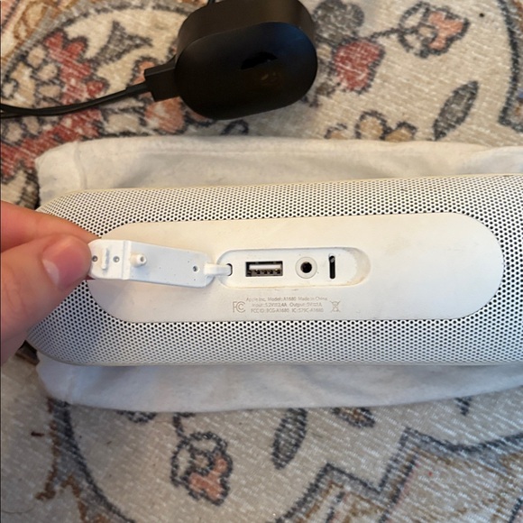 BEATS pill White Portable Bluetooth Speaker - Picture 5 of 5